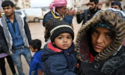 Des Syriens ayant fui les bombardements turcs Ă Jandairis, dans le nord-ouest de la Syrie, arrivent dans la ville d'Afrine, tenue par les Kurdes, le 25 janvier 2018.