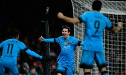 Lionel Messi (c) fĂȘte le premier de ses deux buts pour le Barça face Ă Arsenal avec Neymar (g) et Luis Suarez, le 23 fĂ©vrier 2016 Ă l'Emirates Stadium