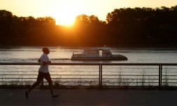 Un joggeur à l'aube sur les quais de Bordeaux pour éviter la chaleur, le 21 août 2023 lors d'un épisode de canicule en France
