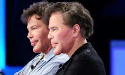 Igor (d) et Grichka Bogdanoff sur le plateau du "Grand journal" de Canal+ à Paris, le 20 octobre 2010
