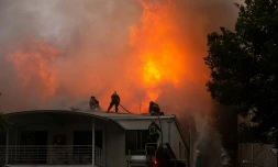 Des pompiers tentent d'éteindre l'incendie de l'université Pedro de Valdivia, le 8 novembre 2019 à Santiago