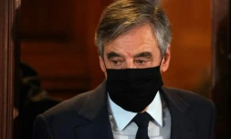 L'ex-Premier ministre français François Fillon sort de l'audience au palais de justice de Paris, le 15 novembre 2021