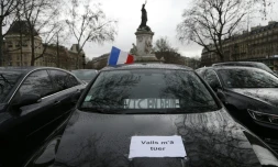 Des chauffeurs de VTC manifestent place de la République à Paris le 4 février 2016