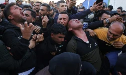 Des proches pleurent le journaliste palestinien Hossam Shabat, qui collaborait avec Al Jazeera, lors de ses funérailles à l'hôpital indonésien de Beit Lahia, dans le nord de la bande de Gaza, le 24 mars 2025