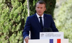 Le président Emmanuel Macron s'exprime le 15 août 2019 à Saint-Raphaël (Var) lors des célébrations du 75e anniversaire du débarquement de Provence