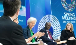 Photo fournie par le FMI montrant sa directrice générale Christine Lagarde (G) lors d'une conférence sur la corruption à Washington le 22 avril 2018
