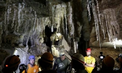 Boaz Langford (D), Yoav Negev (2e G) et Efraim Cohen (G), des spéléologues israéliens, s'expriment devant la presse dans la grotte de sel Malham qui s'étend du  Mont Sedom jusqu'au sud de la mer Morte, en Israël le 27 mars 2019