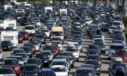 Des automobilistes font la queue à un péage de l'autoroute A7, le 4 août 2018 près de Vienne