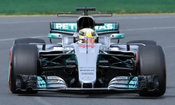 Le Britannique Lewis Hamilton au volant de sa Mercedes lors de la 2e séance d'essais libres du GP d'Australie de F1, le 24 mars 2017 à Melbourne