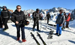 Le président de la République, Emmanuel Macron (g), à la station de ski pyrénéenne de La Mongie, le 15 mars 2019