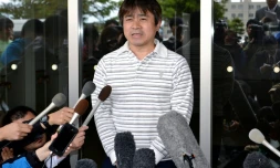 Le père de Yamato Tanooka, un garçonnet de 7 ans abandonné dans une forêt au Japon, parle aux reporters à Hakodate le 3 juin 2016