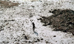 La peur de maladies aussi bénignes qu'un rhume, qui pourrait décimer la tribu, l'ont maintenue dans une bulle