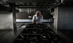 Le chef triplement étoilé Guy Savoy pose dans les cuisines vides de son restaurant à la Monnaie de Paris le 19 mai 2020