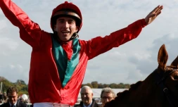 Pierre-Charles Boudot aprĂšs sa victoire au prix de l'Arc de Triomphe Ă Paris le 6 octobre 2019