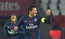 Le défenseur Thiago Silva ouvre le score pour le PSG face à Angers au Parc des Princes, le 30 novembre 2016 
