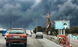 Des nuages de fumée s'élèvent dans le ciel de Téhéran, le 8 mars 2026
