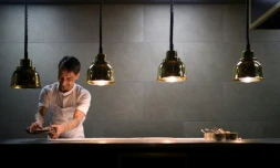 Le chef Habi Khaliqdad dans le restaurant Ulo, à Ilulissat, au Groenland, le 18 mars 2026