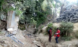 Des recenseurs dans un bidonville de l'île française de Mayotte, le 22 septembre 2017