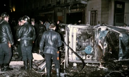 Des équipes de secours sur le site d'un attentat à la bombe contre la synagogue de la rue Copernic, le 3 octobre 1980 à Paris