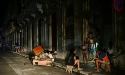 Des habitants dans une rue de La Havane pendant une panne générale d'électricité, le 18 octobre 2024