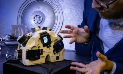 Grigory Shalunov,du laboratoire moscovite 3D Bioprinting Solutions, devant l'imprimante 3D, lors d'une conférence de presse à Moscou le 9 octobre 2019 