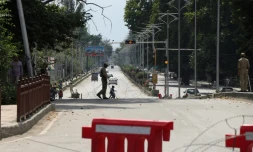 Un membre des forces de sécurité indiennes en faction dans une rue de Srinagar, principale ville du Cachemire indien, le 7 août 2019