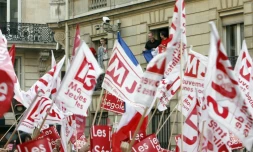 Des drapeaux du Mouvement des Jeunes socialistes, devant le siège du parti à Paris, le 22 avril 2017