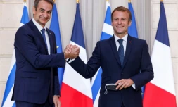 Kyriakos Mitsotakis et Emmanuel le 28 septembre 2021 à l'Elysée après la signature d'un contrat pour trois frégates