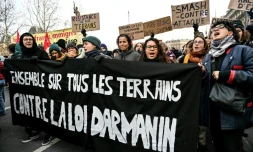 Des personnes manifestent contre la loi immigration, Ă Paris, le 14 janvier 2024