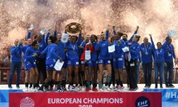 Les Françaises soulèvent le trophée de championnes d'Europe de handball, à l'issue de la victoire sur la Russie à Paris, le 16 décembre 2018