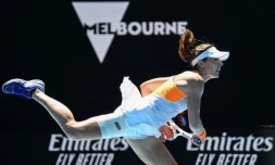 La Française Alizé Cornet servant face à l'Espagnole Garbine Muguruza lors de sa victoire au deuxième tour de l'Open d'Australie à Melbourne, le 20 janvier 2022