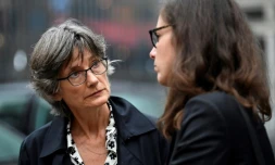 Agnès Meric (g), la mère de Clément Méric et son avocate Cosima Ouhioun, au tribunal de Paris le 4 septembre 2018