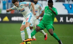 Le milieu de Marseille Florian Thauvin (g) à la lutte avec l'attaquant de Saint-Etienne Jean-Christophe Bahebeck, le 21 février 2016 au Vélodrome