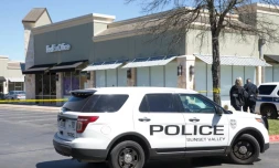 La police locale et le FBI enquêtent dans un centre de tri de la société de livrasion FedEx à Schertz (Texas, sud) où un colis piégé a explosé le 20 mars 2018