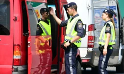 Des policiers autrichiens inspectent un véhicule à la frontiÚre austro-hongroise à Nickeldsdorf, le 12 juillet 2016