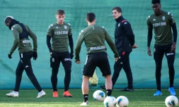 L'entraîneur espagnol Robert Moreno, fraîchement arrivé à Monaco, dirige sa première séance avec ses joueurs à La Turbie, le 30 décembre 2019