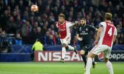 Le Français du Real Madrid Karim Benzema (c) entre deux joueurs de l'Ajax dont David Neres (g), en 8e de finale aller de la C1, le 13 février 2019 à Amsterdam 