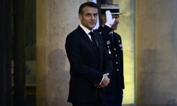 Le président Emmanuel Macron sur le perron de l'Elysée, le 7 décembre 2024 à Paris