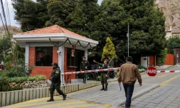 La police bolivienne tient un checkpoint près de l'ambassade du Mexique à La Paz, le 27 décembre 2019