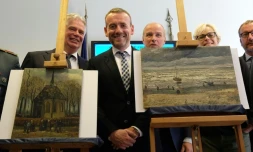 Le directeur du musĂ©e Van Gogh d'Amsterdam, Axel RĂŒger, est venu Ă Naples, en Italie, le 30 septembre 2016 pour rĂ©cupĂ©rer ces deux toiles du cĂ©lĂšbre peintre nĂ©erlandais