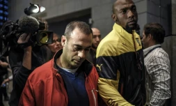 Le frÚre de Kevin Moussabi et le pÚre de Sofiane Tadbirt, lynchés à mort en 2012, à leur arrivée le 2 novembre 2015 au tribunal de Grenoble