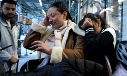 Une famille de demandeurs d'asile colombiens doit quitter l'hĂŽtel oĂč elle est hĂ©bergĂ©e, le 10 janvier 2024 Ă New York