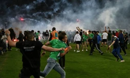 Des supporters de Saint-Etienne envahissent le terrain du stade Geoffroy-Guichard après la défaite de leur club contre Auxerre, le 29 mai 2022