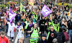 Des cheminots, des étudiants, des fonctionnaires manifestent à Paris le 13 avril 2018.