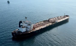 Vue aérienne du pétrolier Boracay au large du port de Saint-Nazaire le 1er octobre 2025