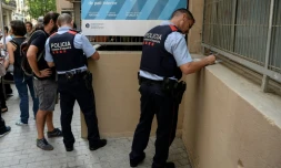 Des policiers devant une école de Barcelone, le 30 septembre 2017