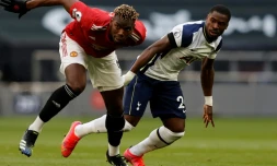 Paul Pogba le milieu de Manchester United (en rouge) dans le stade de Tottenham Ă Londres le 11 avril 2021.