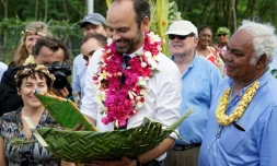 Edouard Philippe reçoit le traditionnel collier de fleurs de bienvennu sur l'île de Tiga dans l'archipel de la Loyauté en Nouvelle Calédonie, le 3 décembre 2017