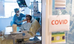 Un soignant intervient auprÚs d'un malade du Covid dans une unité d'urgence à l'hÎpital de la Pitié-SalpetriÚre à Paris, le 30 novembre 2021