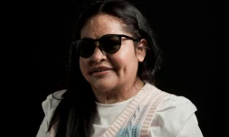 La Mexicaine Carmen Sanchez, victime d'une attaque à l'acide, pose après un entretien avec l'AFP au siège de la Fondation Carmen Sanchez qu'elle a fondée, à Mexico, le 15 mars 2022
